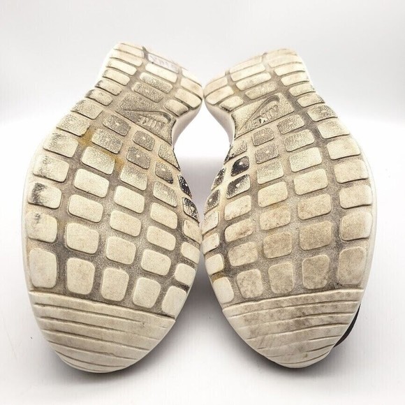 NIKE Roshe Run Camo Sneakers in Red Black (Women's Size 8) 599432-600 - Picture 6 of 7